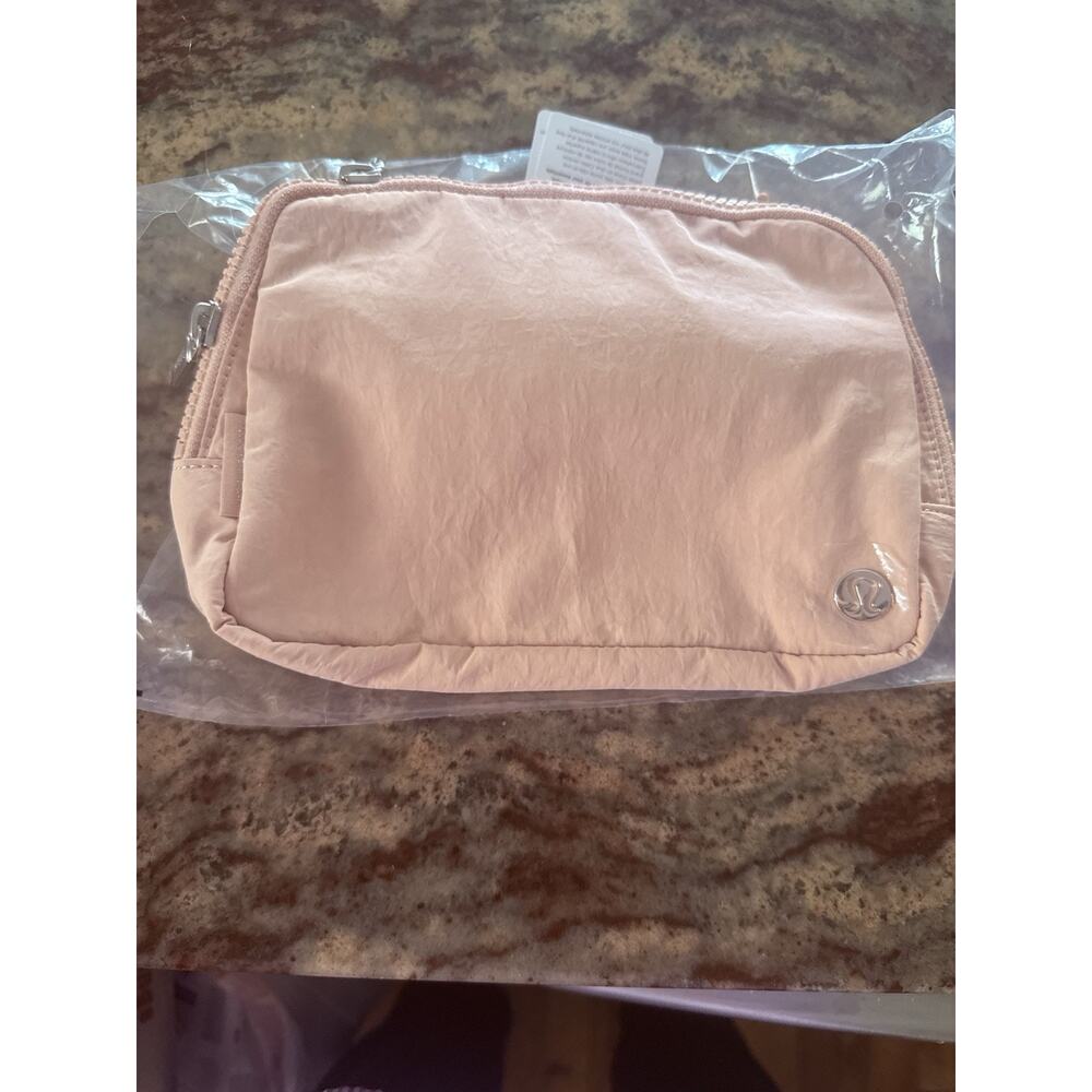 NWT $48 Lululemon Unisex Everywhere Belt Bag Large 1L Light Pink CUTE - Picture 5 of 8